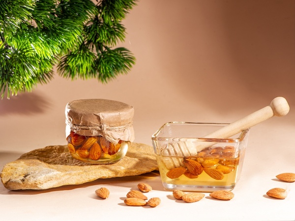 Мед с миндалем Мед с миндалем